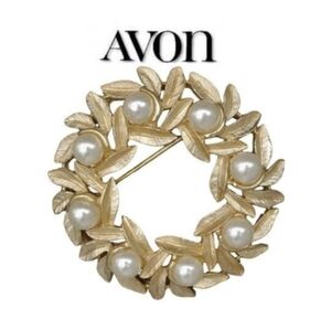Vintage 1971 Avon Evening Creation Faux Pearl & Leaf Gold Tone Wreath Brooch Pin
